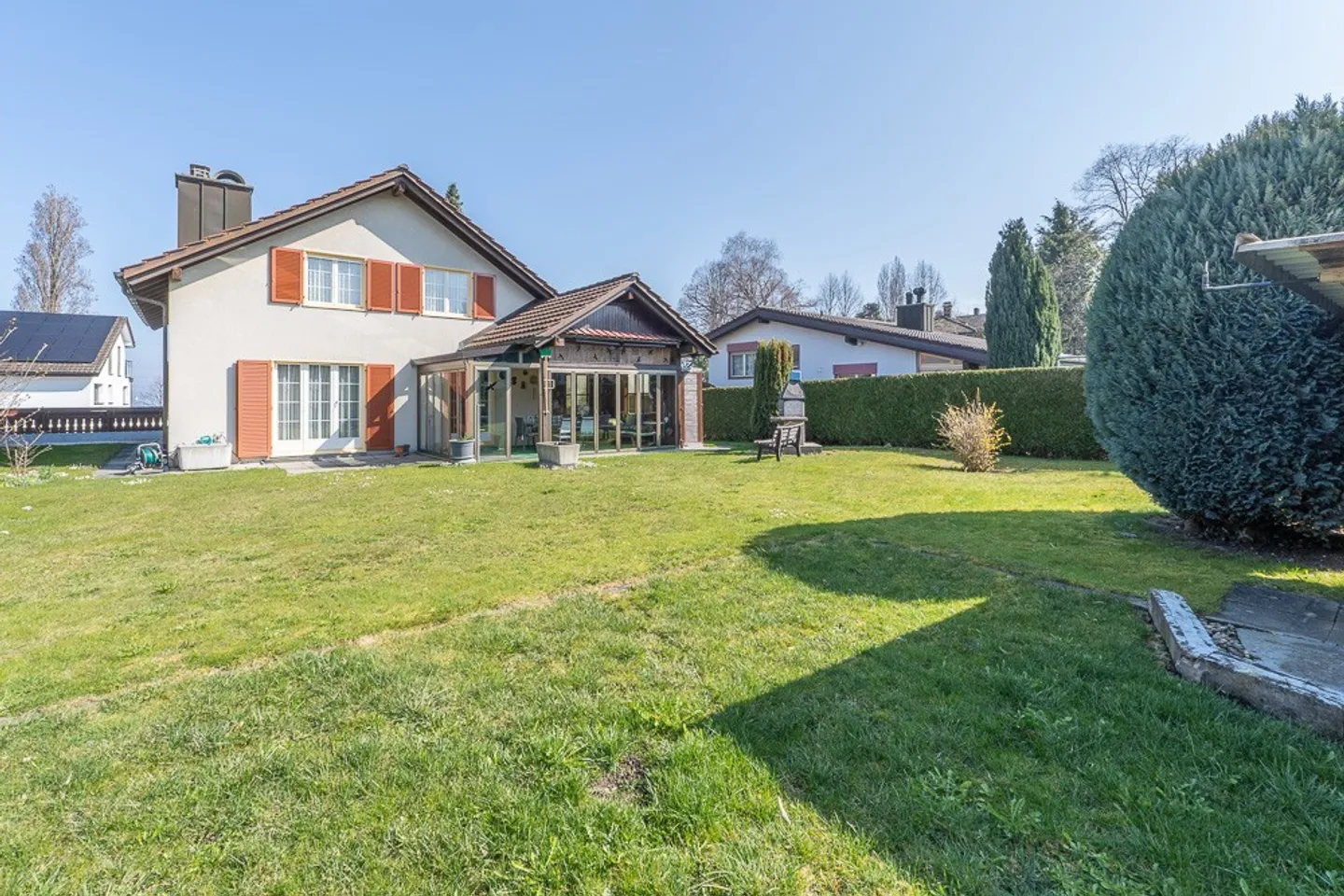 Charming 5.5-room single-family house by the lake - Photo 3 of 13