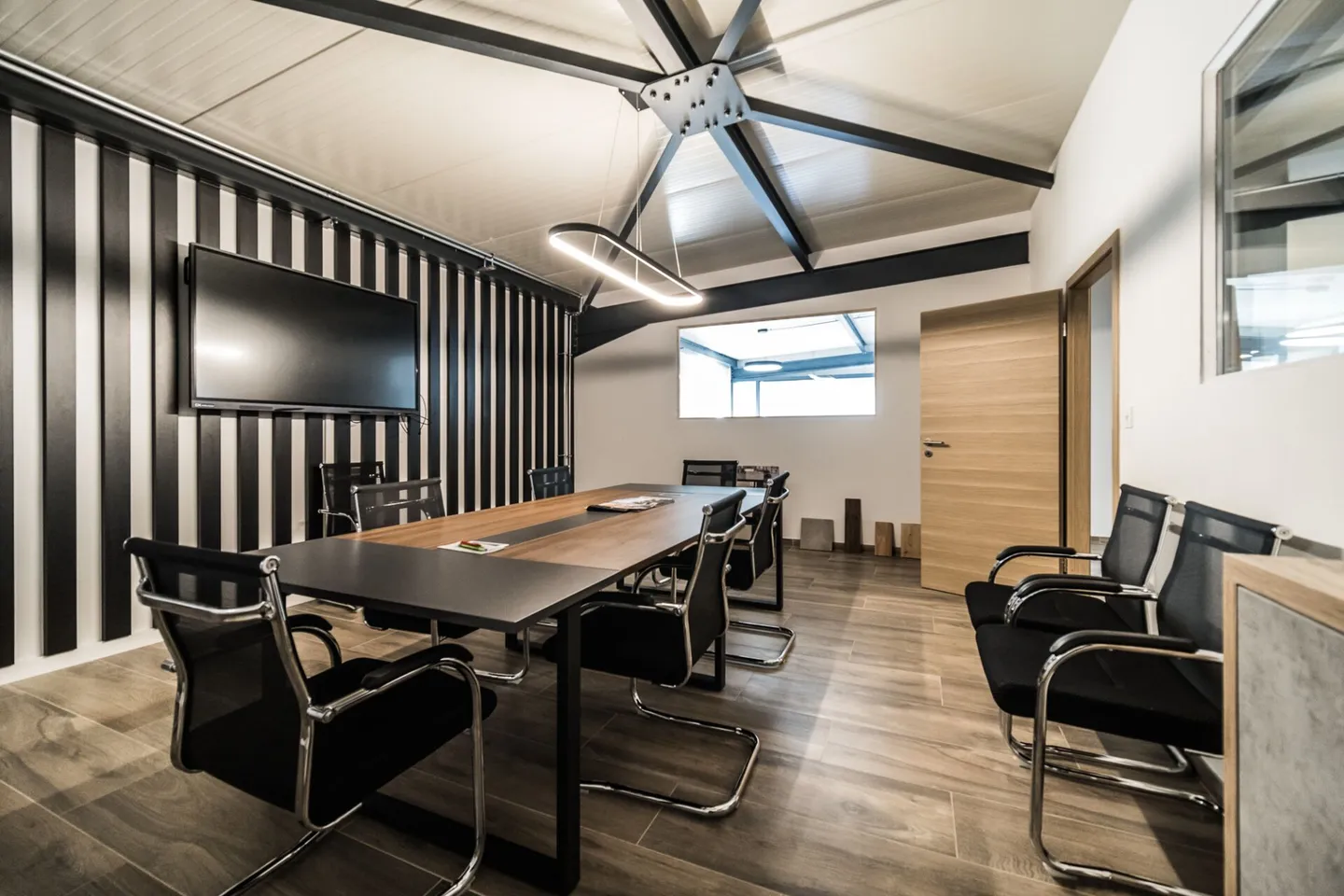 Offices with 250 m² are already furnished and equipped - Photo 1 of 10