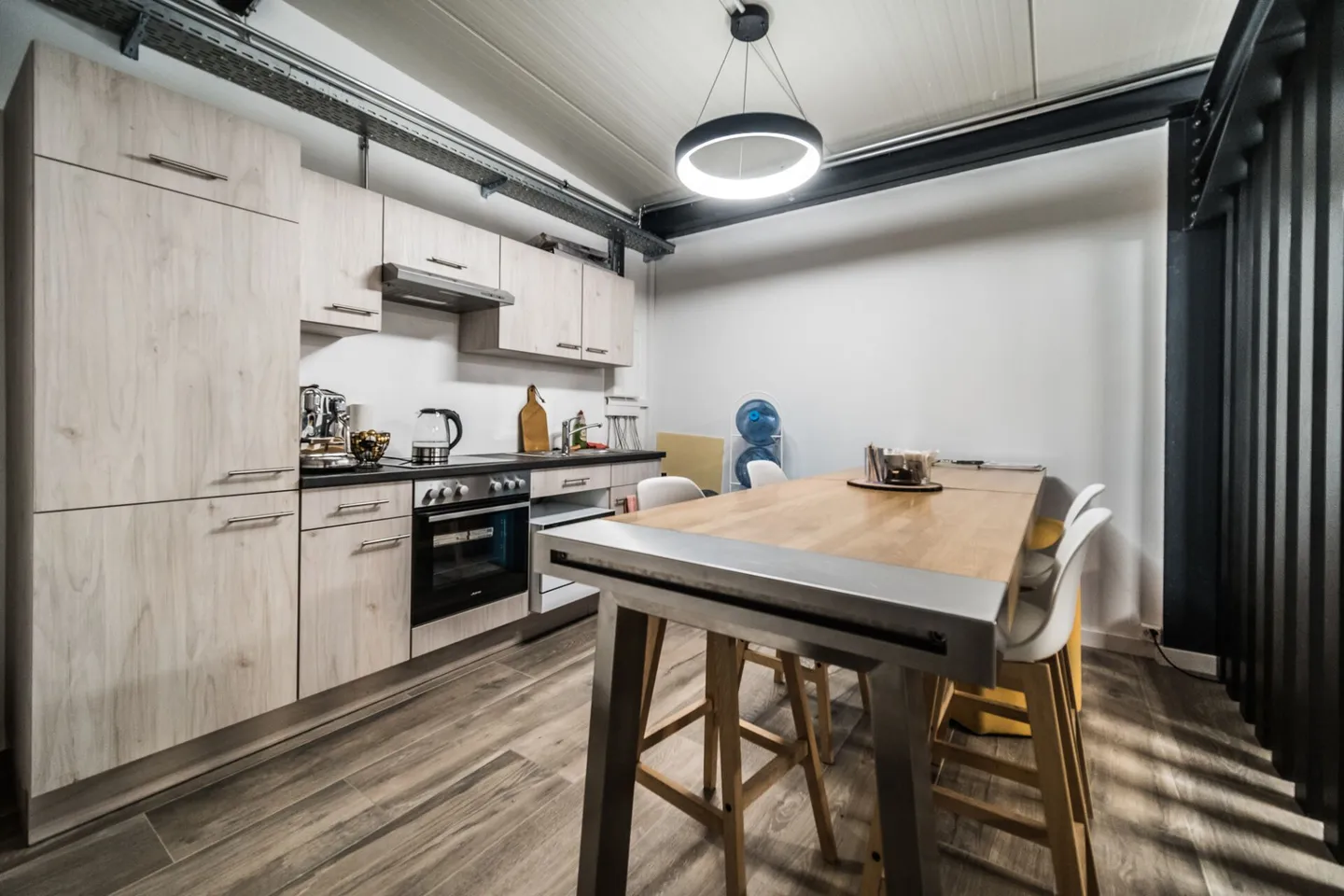 Offices with 250 m² are already furnished and equipped - Photo 10 of 10