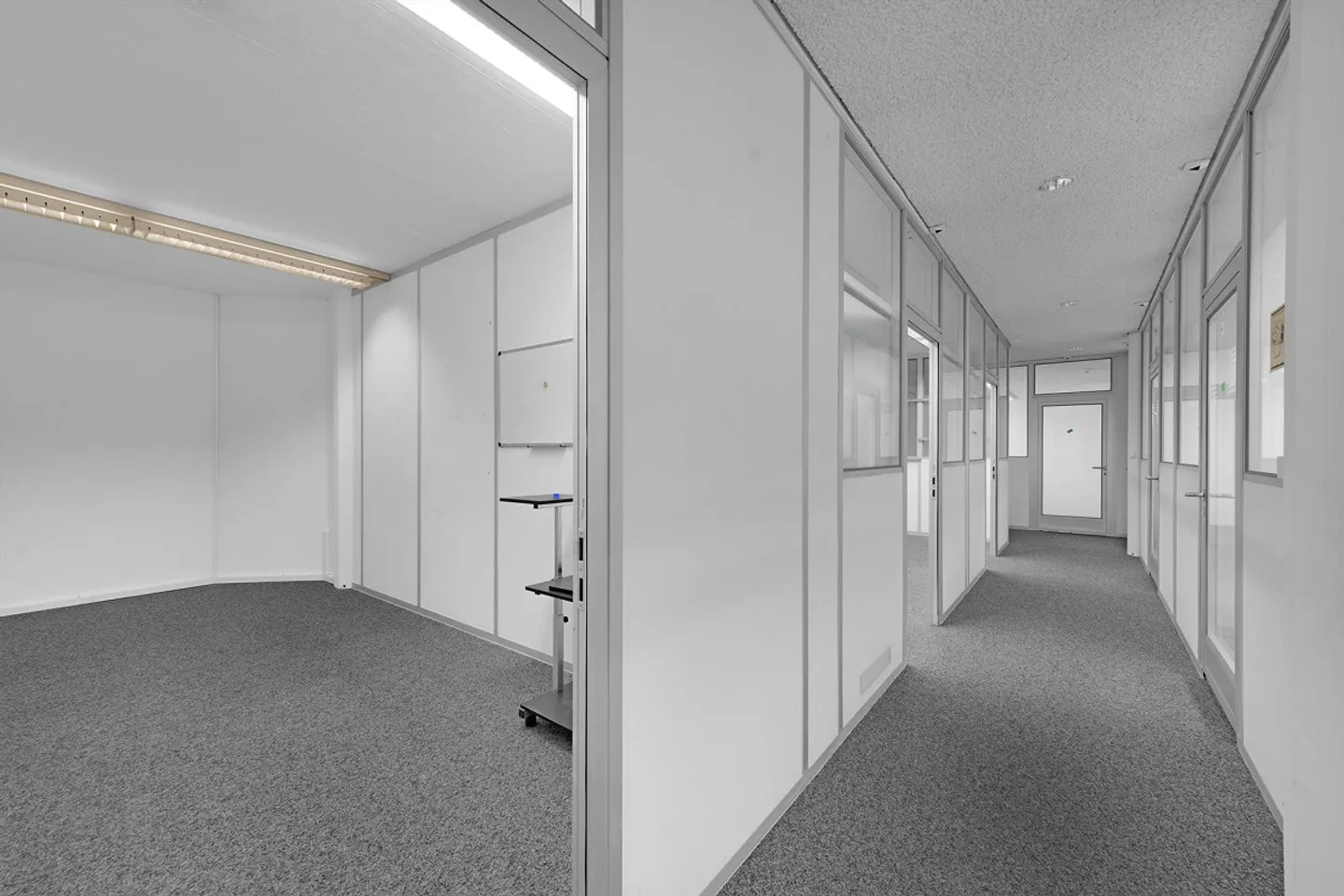 Modern office spaces for rent flexible & immediately available - Photo 8 of 13