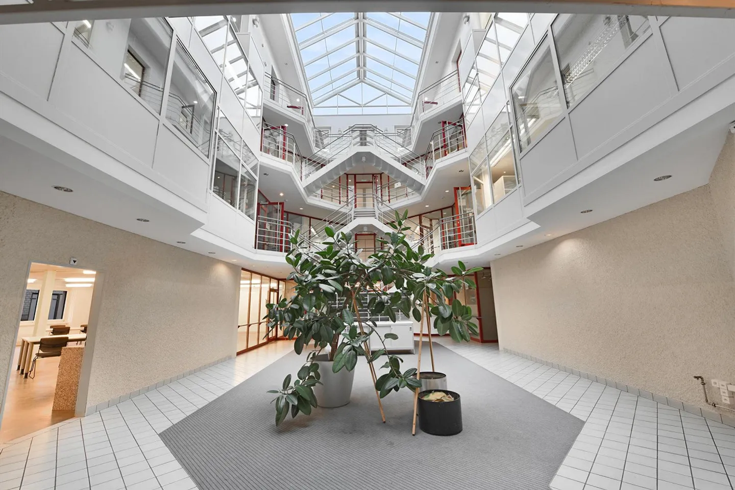 Modern office spaces for rent flexible & immediately available - Photo 9 of 13