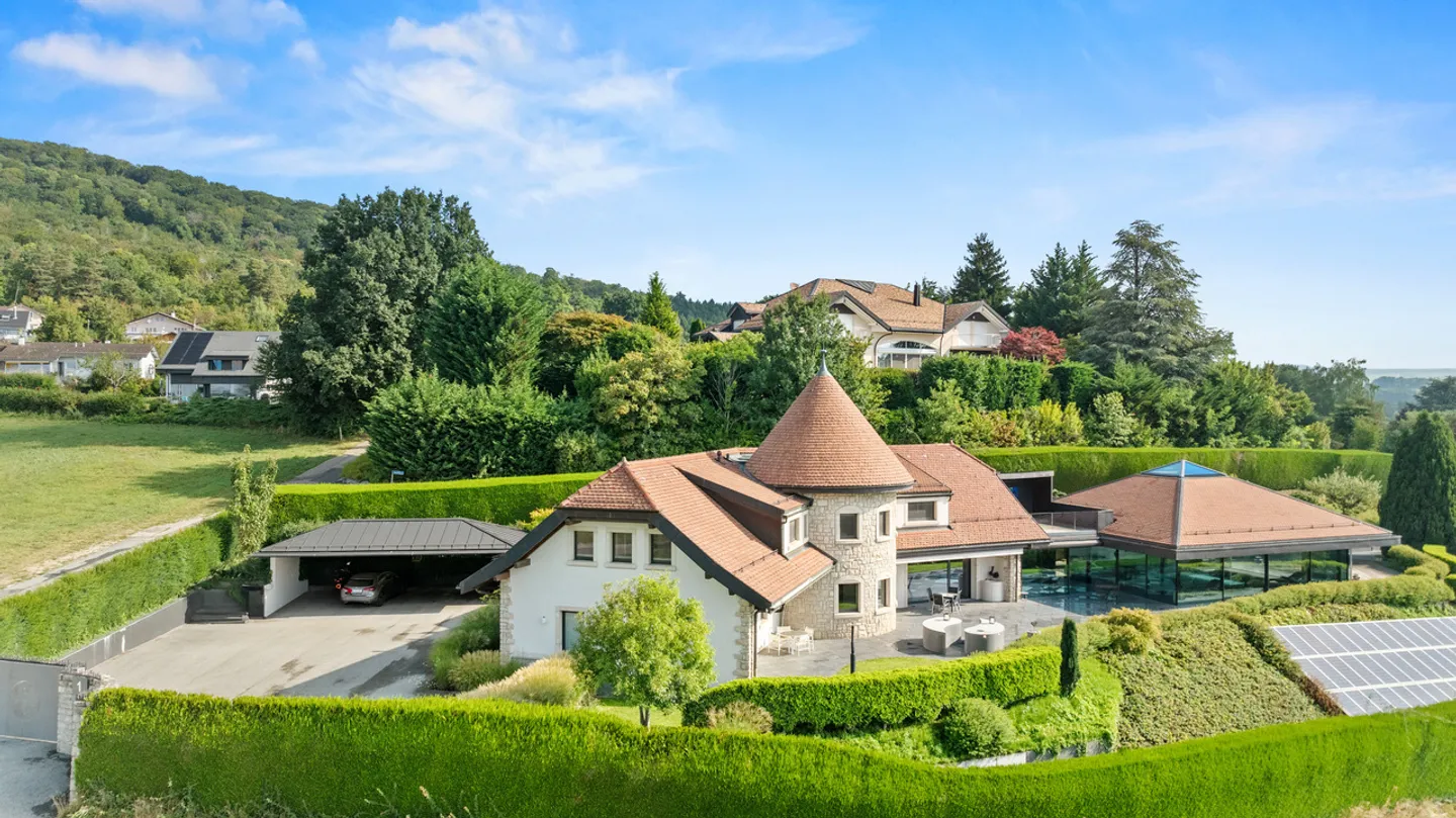 Propriété de rêve avec vue sur le lac et piscine intérieure à Givrins - Photo 2 sur 24