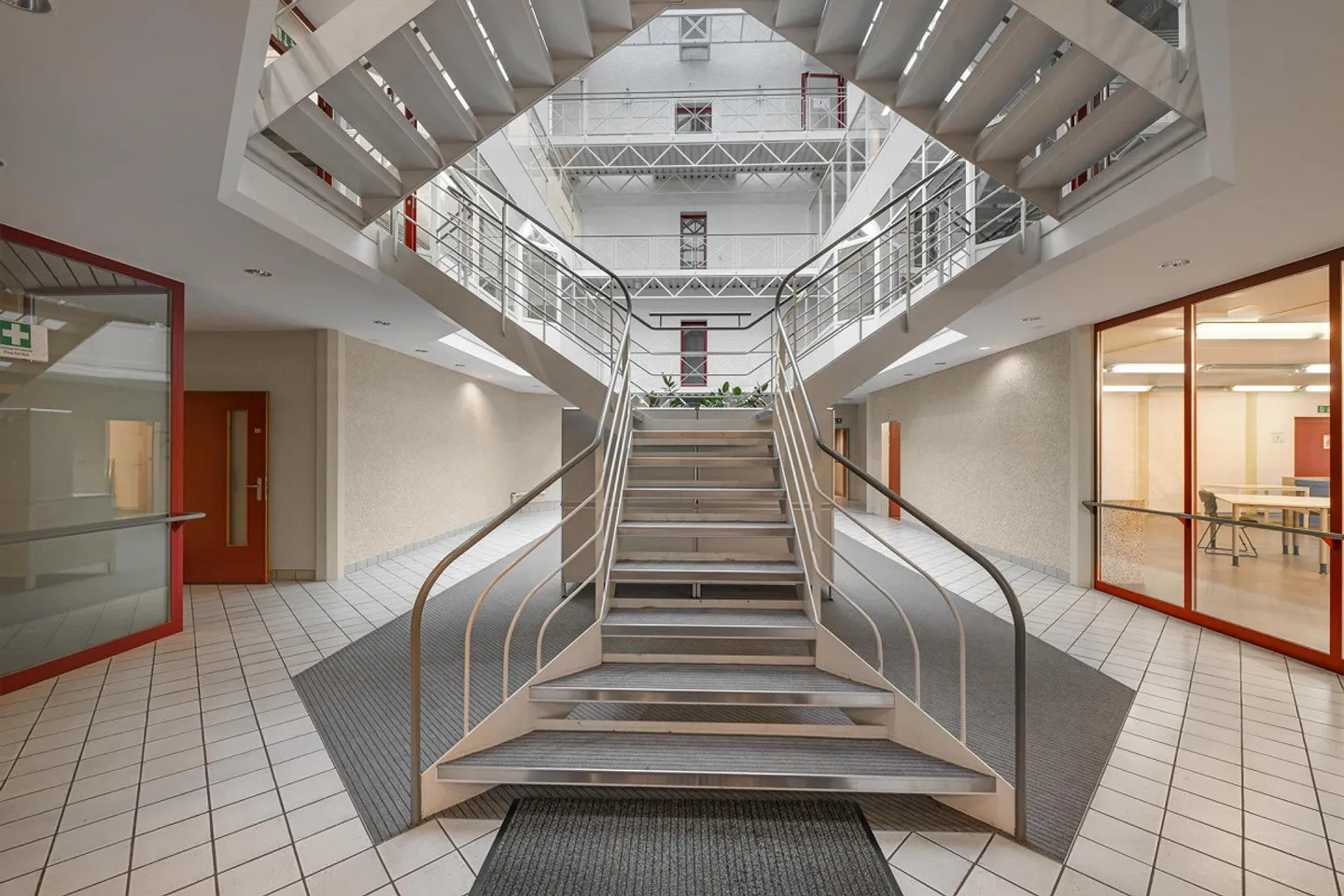 Modern office spaces for rent flexible & immediately available - Photo 10 of 13