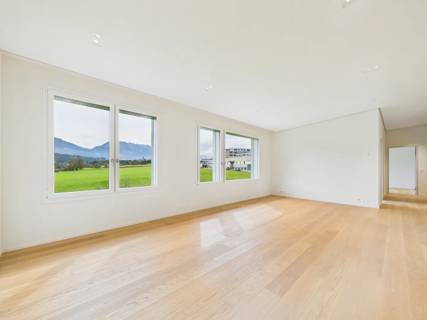 Spazio commerciale moderno con vista - Foto 8 di 13