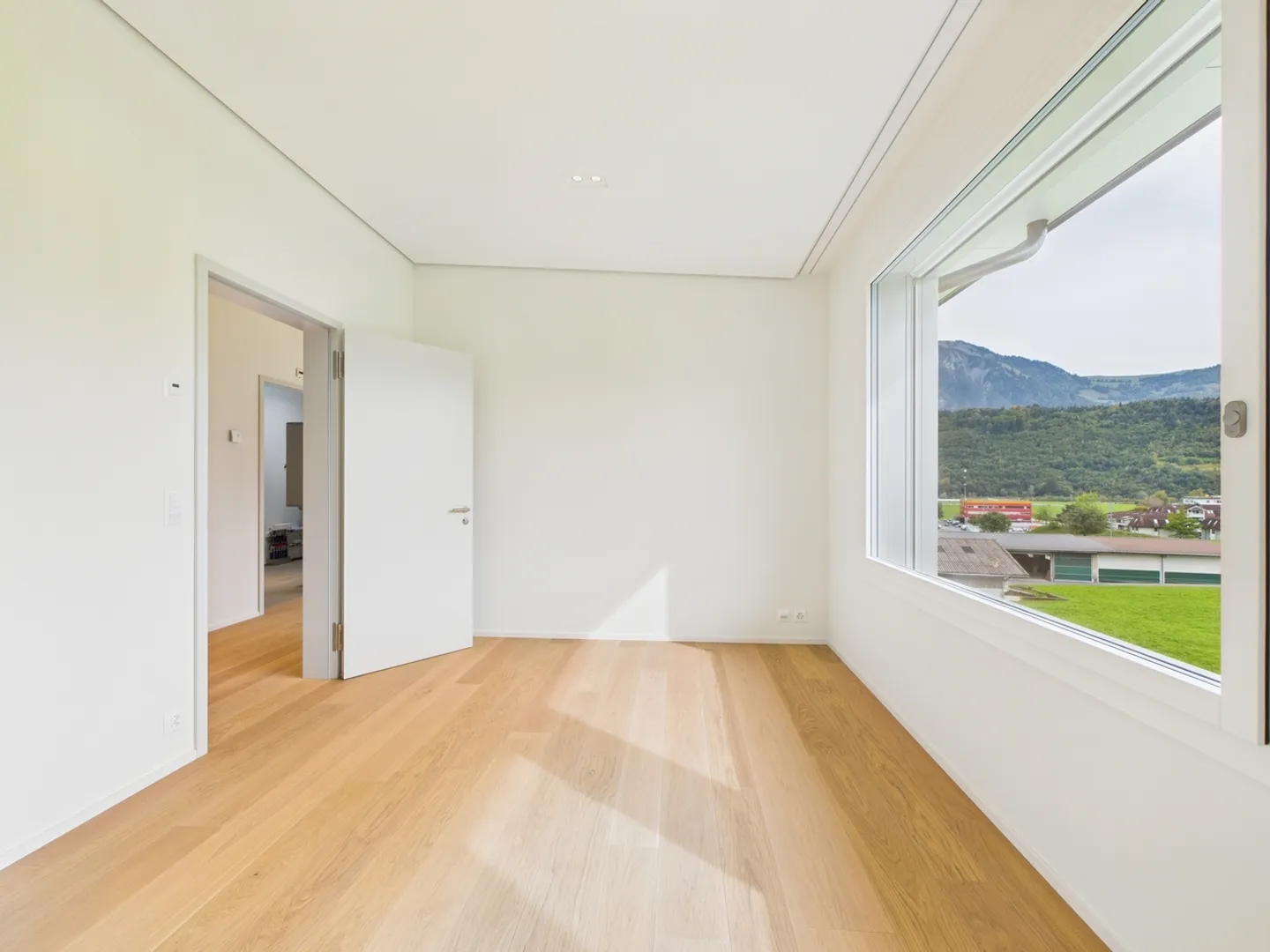 Spazio commerciale moderno con vista - Foto 4 di 13