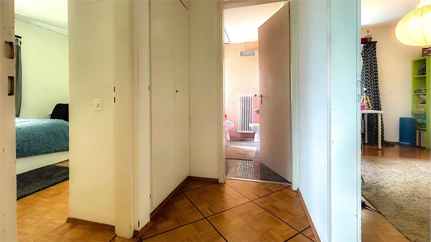 APPARTEMENT LUMINEUX DE 4,5 PIÈCES AVEC GRAND BALCON ET VUE LIBRE - Photo 6 sur 10