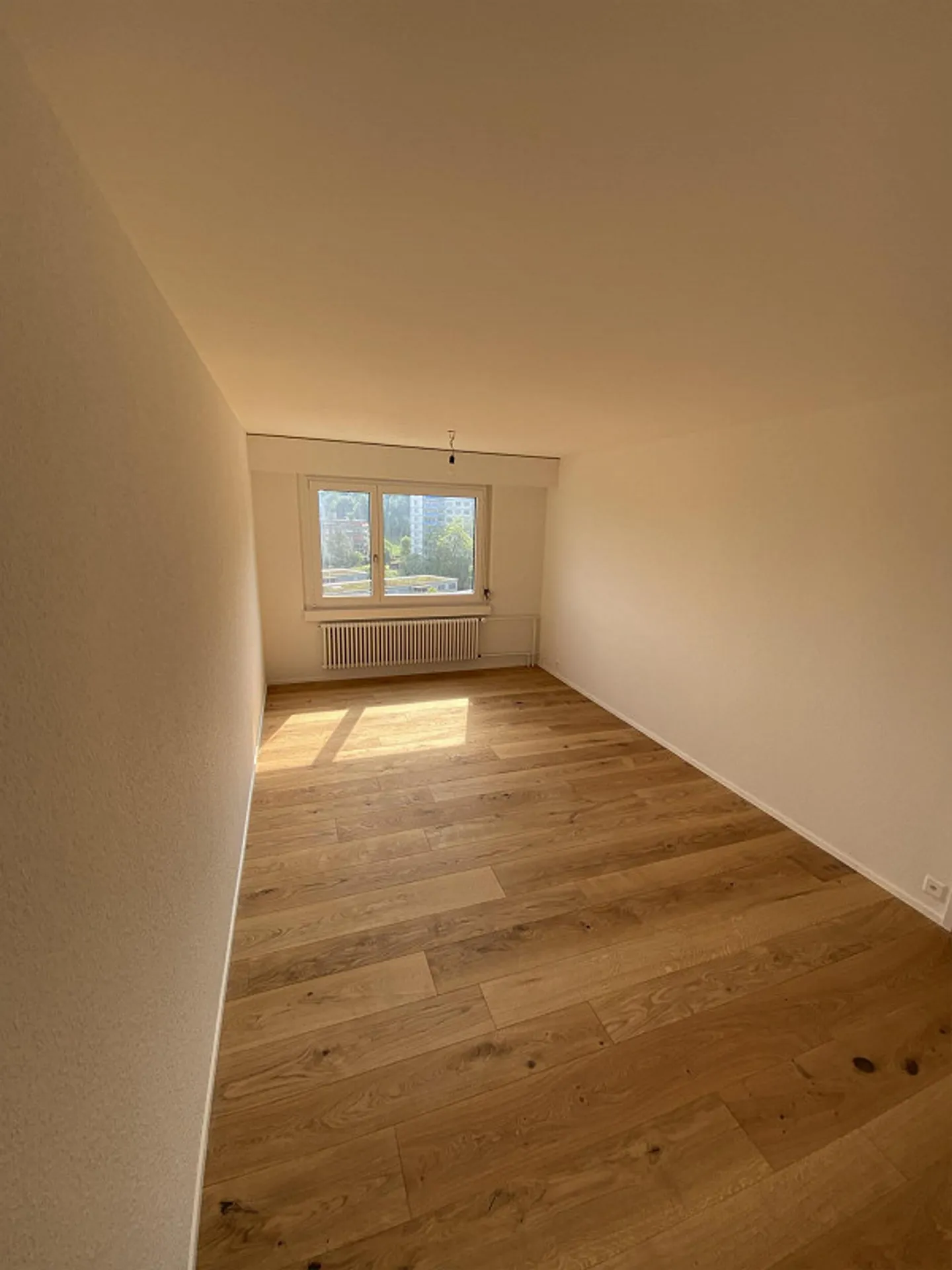 Sonnige und ruhige 4.5 Zimmer-Wohnung mit Fernsicht - Foto 3 von 9