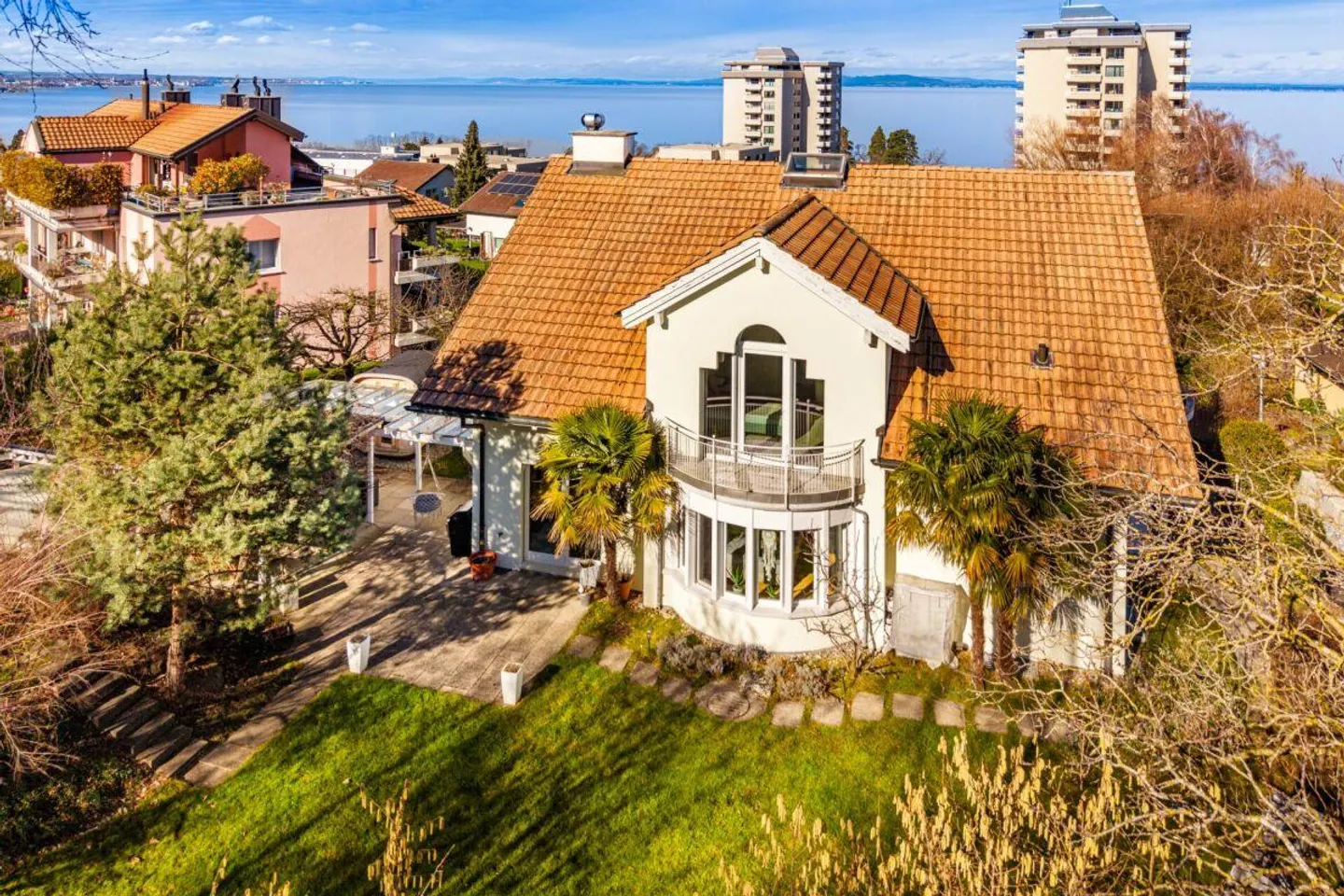 Representative and unique villa in a top residential location with attractive lake view and apartment - Photo 1 of 30