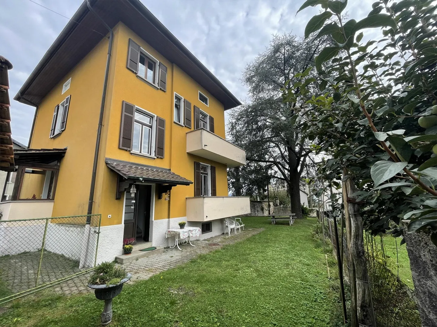 SCHÖNES UND GERÄUMIGES HAUS 5.5 MIT GARTEN UND DOPPELGARAGE - Foto 2 von 13