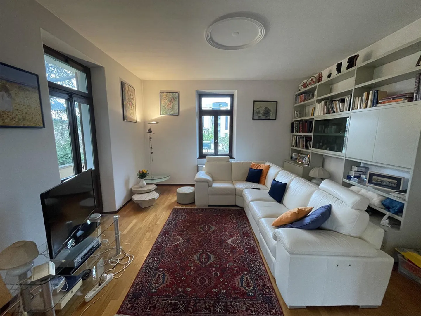 SCHÖNES UND GERÄUMIGES HAUS 5.5 MIT GARTEN UND DOPPELGARAGE - Foto 4 von 13