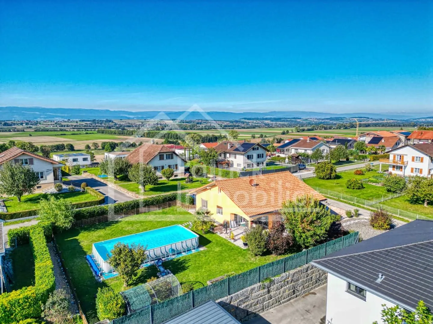 Charmante villa 5.5 pcs individuelle avec grand jardin et piscine - Foto 1 von 12