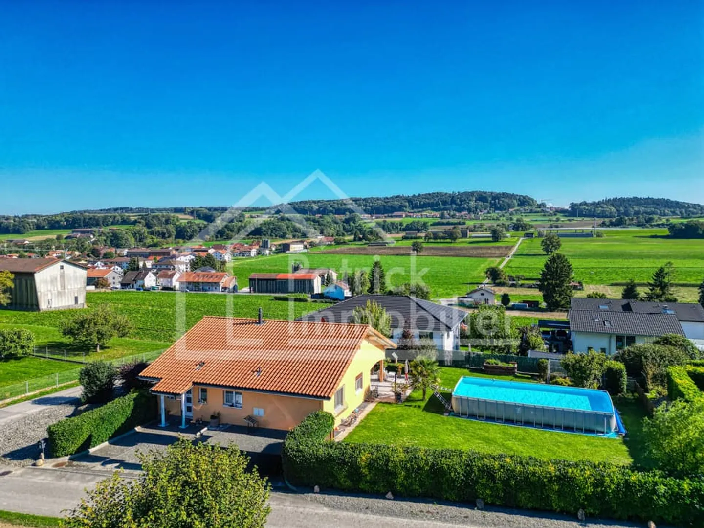 Charmante villa 5.5 pcs individuelle avec grand jardin et piscine - Foto 2 von 12