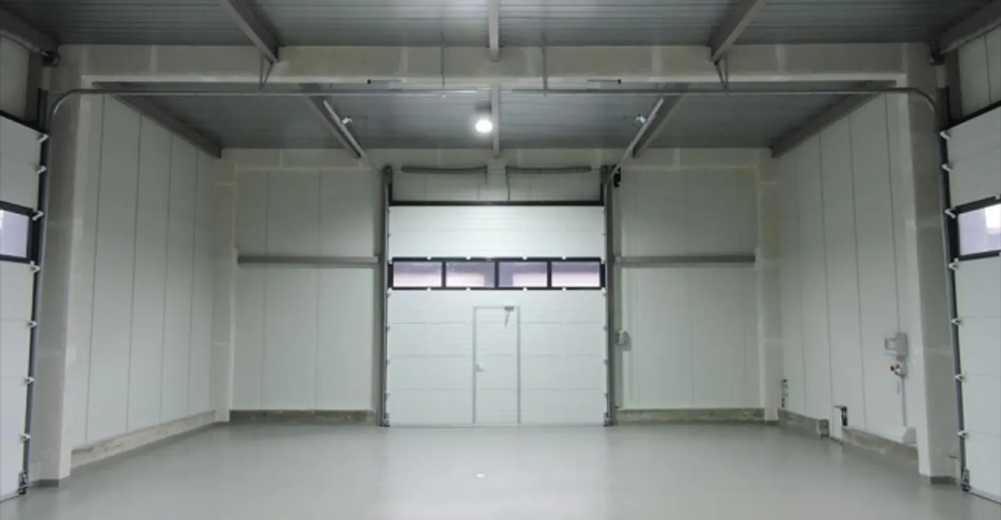 Mixed-use building for rent - Photo 2 of 4