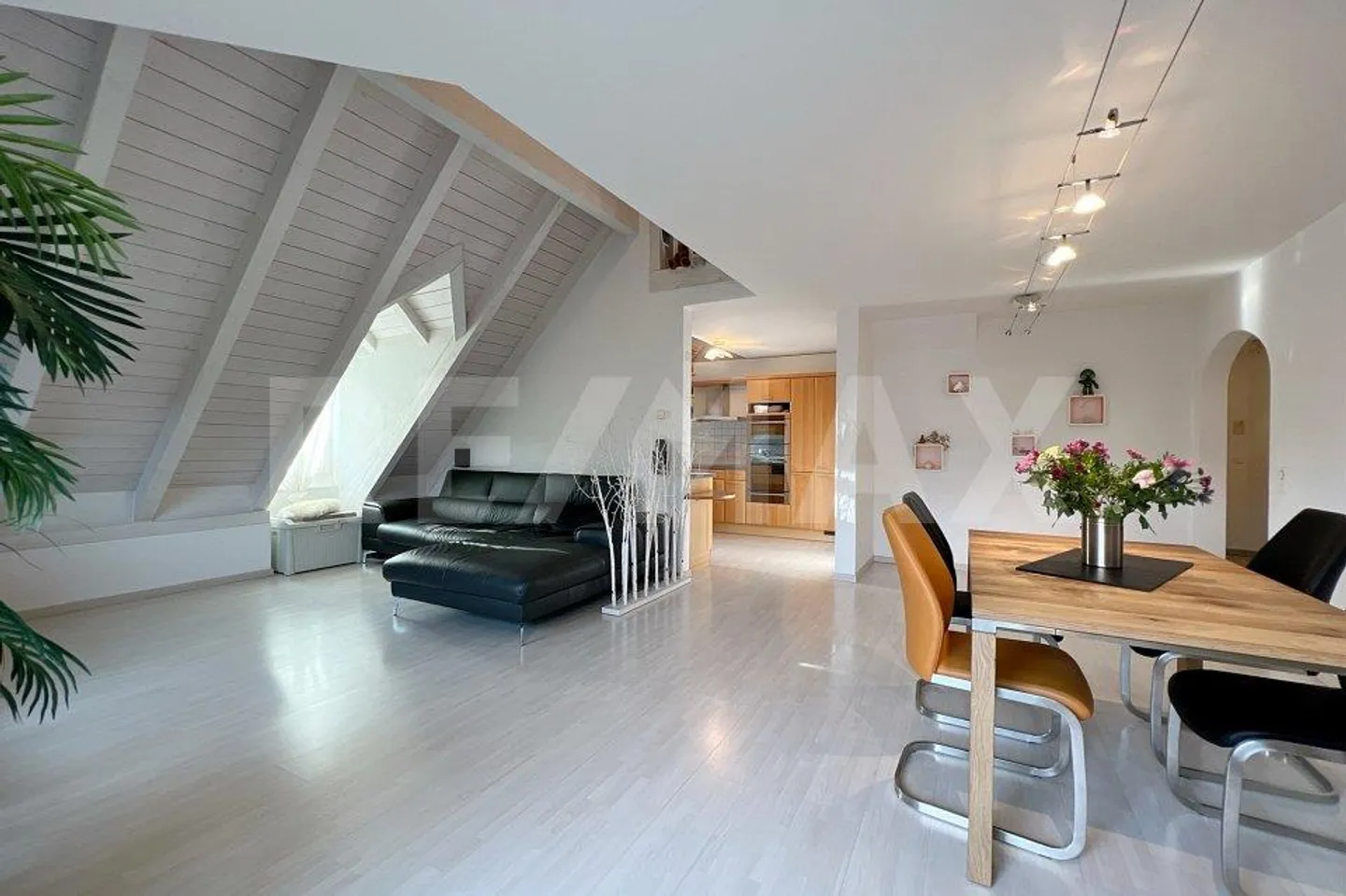 Living like on holiday: Bright maisonette apartment by the nature reserve Neeracherried - Photo 3 of 13