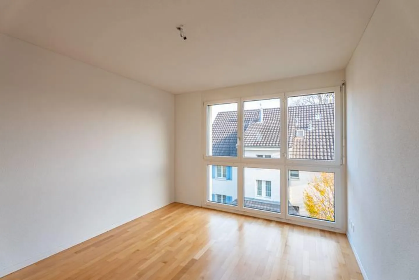 LIVING WITH LOTS OF LIGHT AND SPACE FEELING - Photo 5 of 8