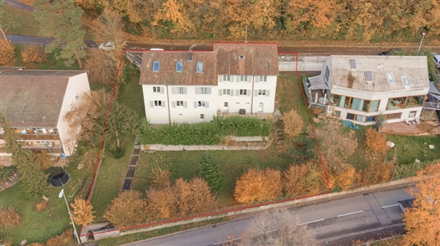 Maison multifamiliale avec six appartements et 5 places de parking extérieures - Photo 1 sur 20