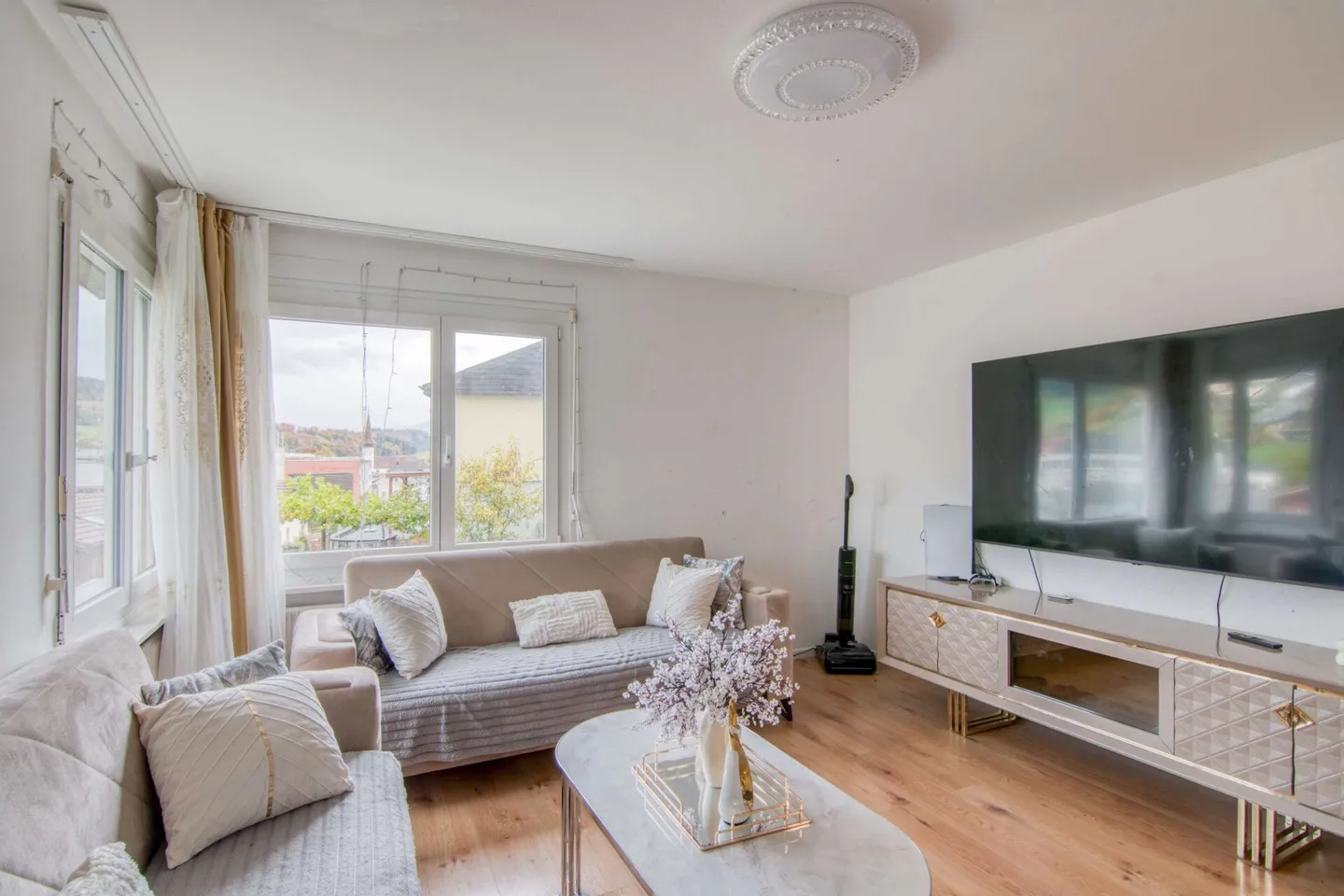 Living in the center of Oberdiessbach - 4.5-room apartment, ready for a fresh shine through personal effort - Photo 2 of 29