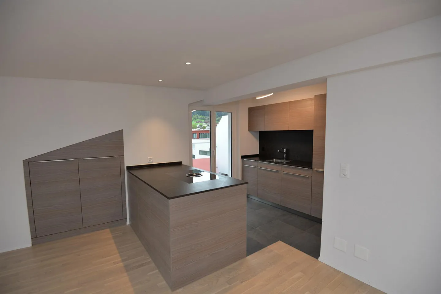 Modern apartment with large balcony - Photo 2 of 11