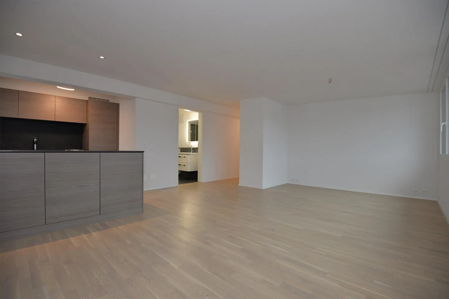 Modern apartment with large balcony - Photo 3 of 11