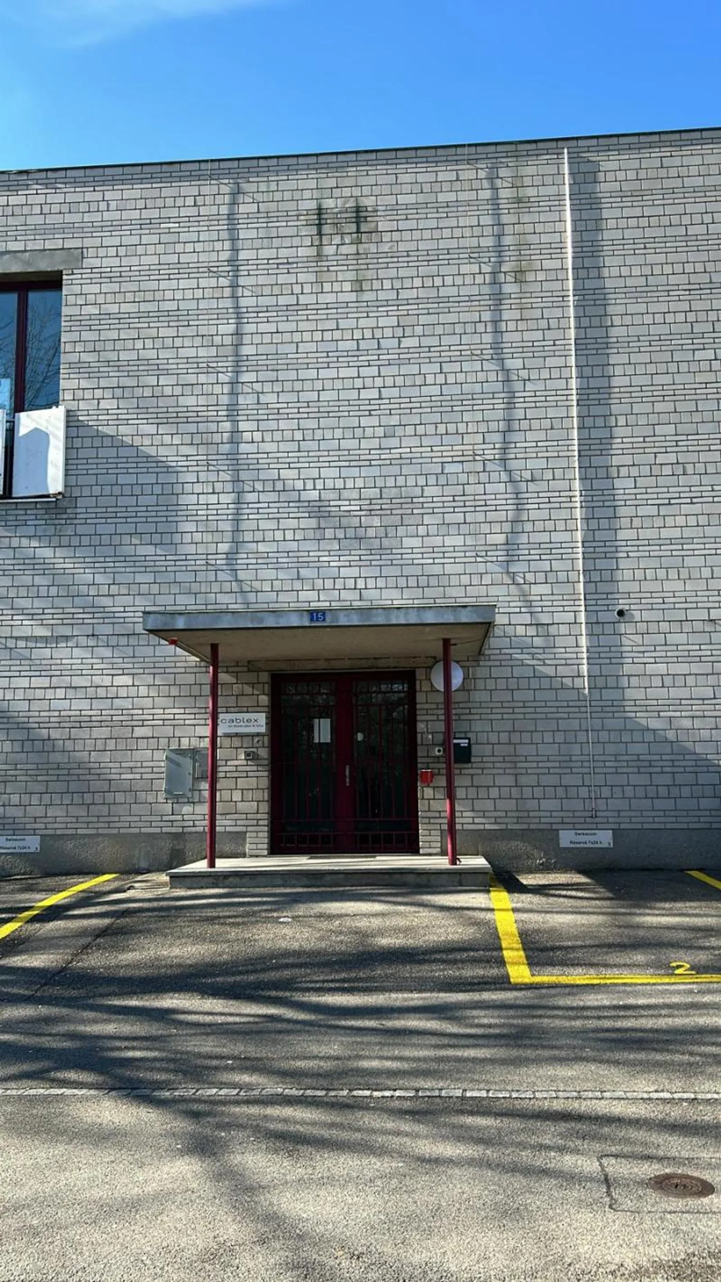 Mixed-use building for rent - Photo 5 of 9