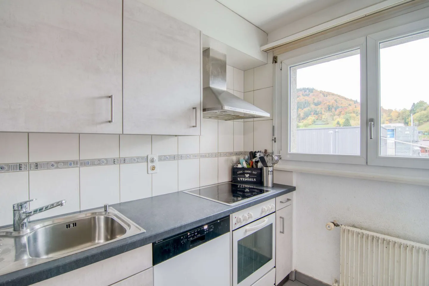 Living in the center of Oberdiessbach - 4.5-room apartment, ready for a fresh shine through personal effort - Photo 7 of 29