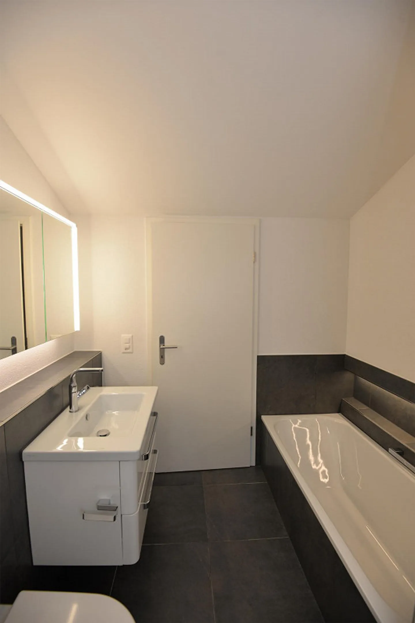 Modern apartment with large balcony - Photo 8 of 11