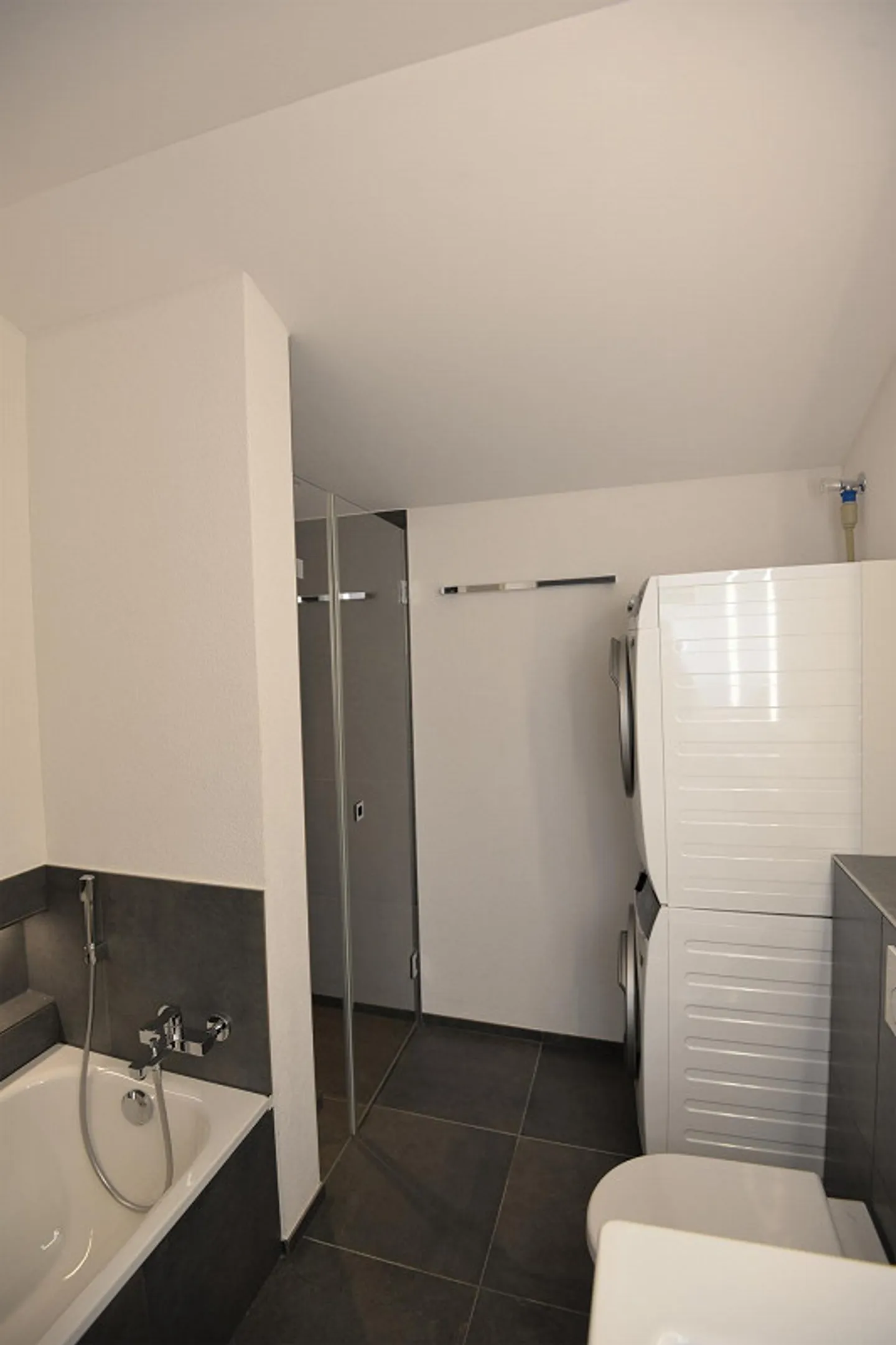 Modern apartment with large balcony - Photo 9 of 11