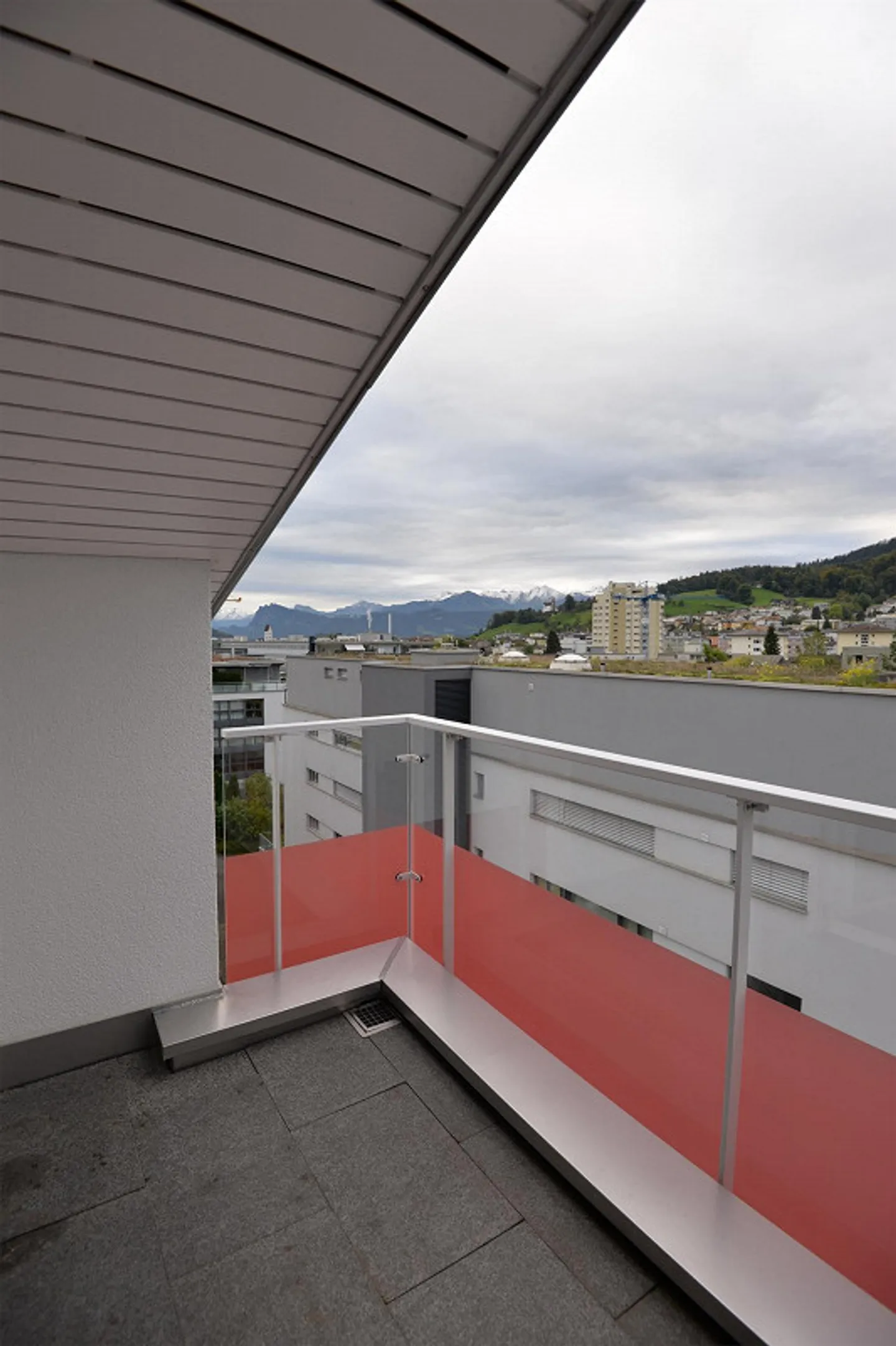Modern apartment with large balcony - Photo 10 of 11