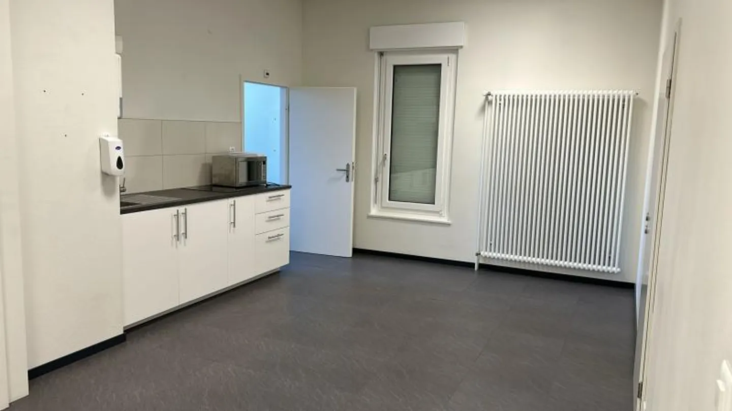 Mixed-use building for rent - Photo 8 of 9