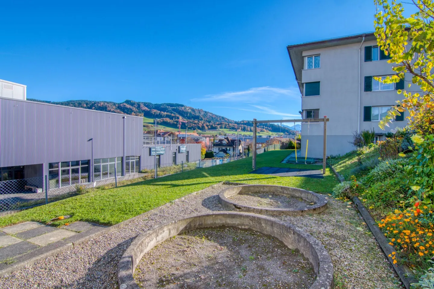 Living in the center of Oberdiessbach - 4.5-room apartment, ready for a fresh shine through personal effort - Photo 24 of 29