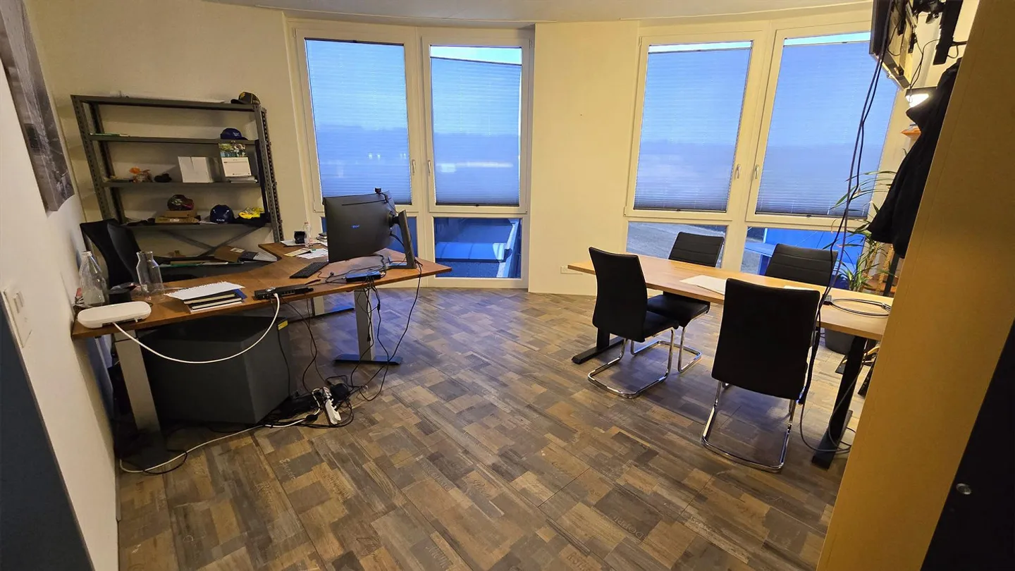 Spazio commerciale attraente con piccola cucina e bagno - Foto 2 di 3