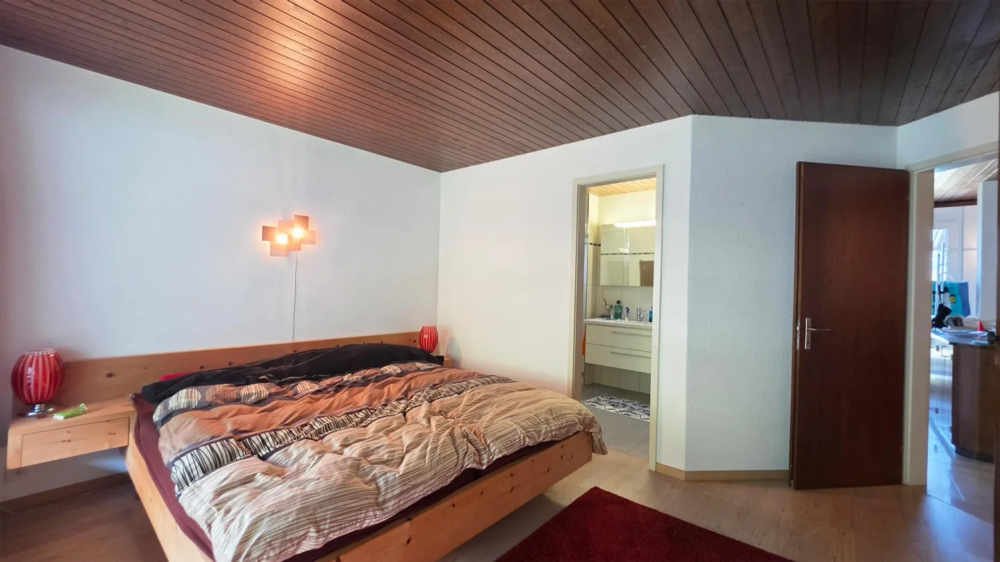2.5-room attic apartment in sunny location with lake view and 2 balconies - Photo 5 of 13