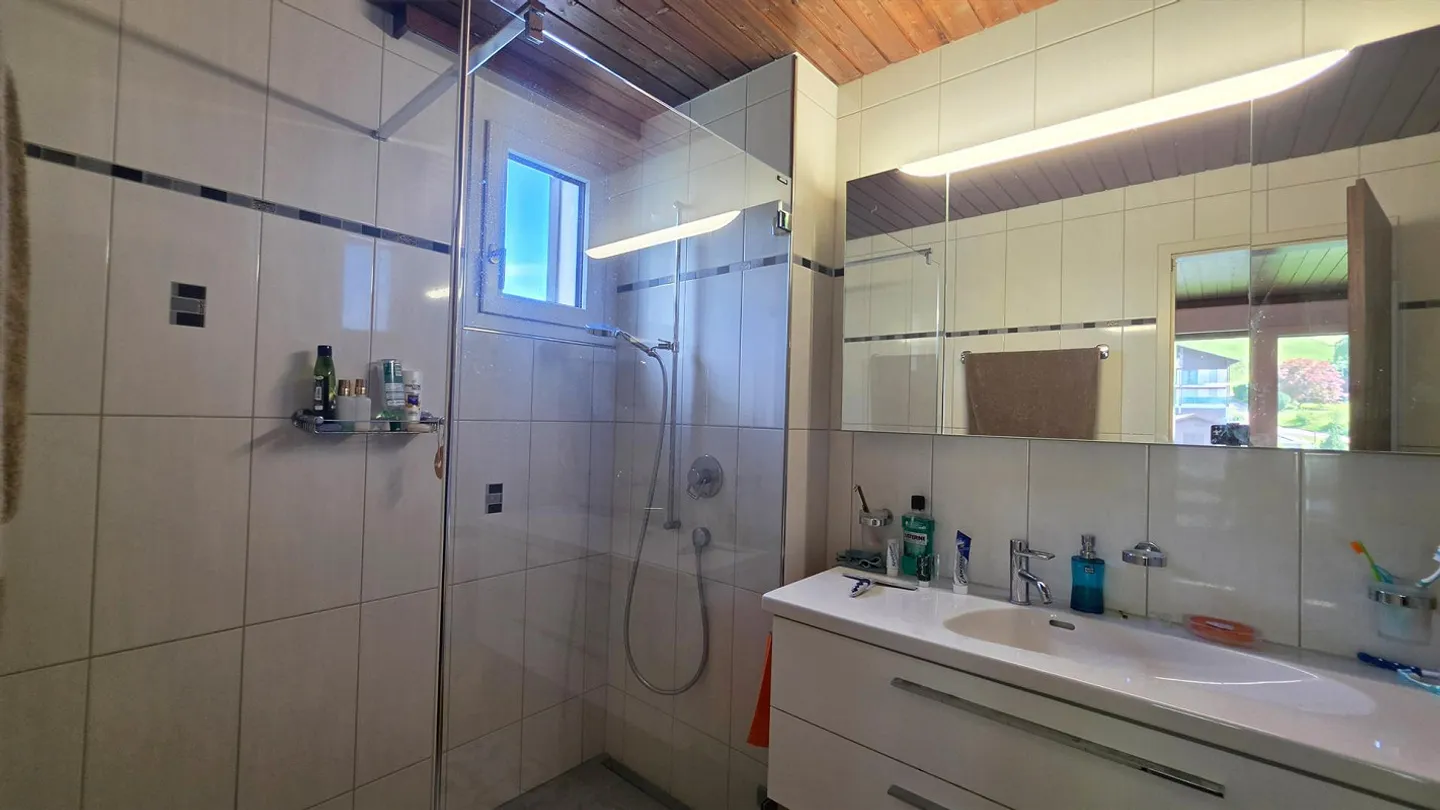 2.5-room attic apartment in sunny location with lake view and 2 balconies - Photo 6 of 13