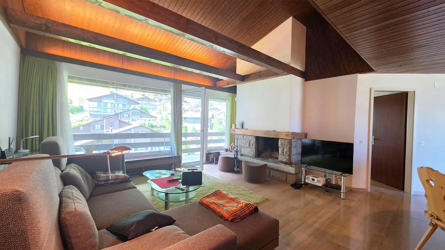 2.5-room attic apartment in sunny location with lake view and 2 balconies - Photo 2 of 13