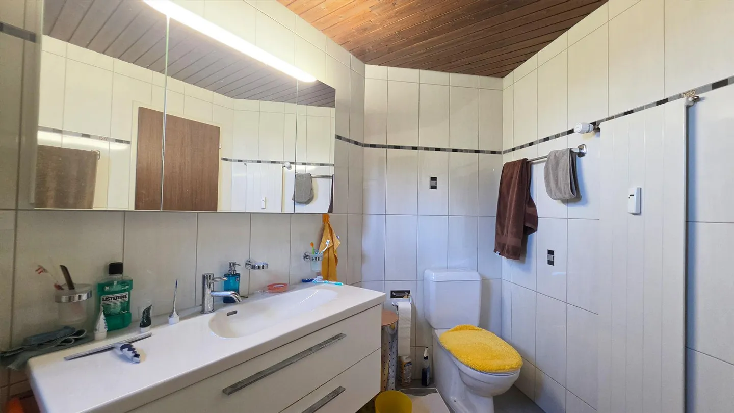 2.5-room attic apartment in sunny location with lake view and 2 balconies - Photo 7 of 13