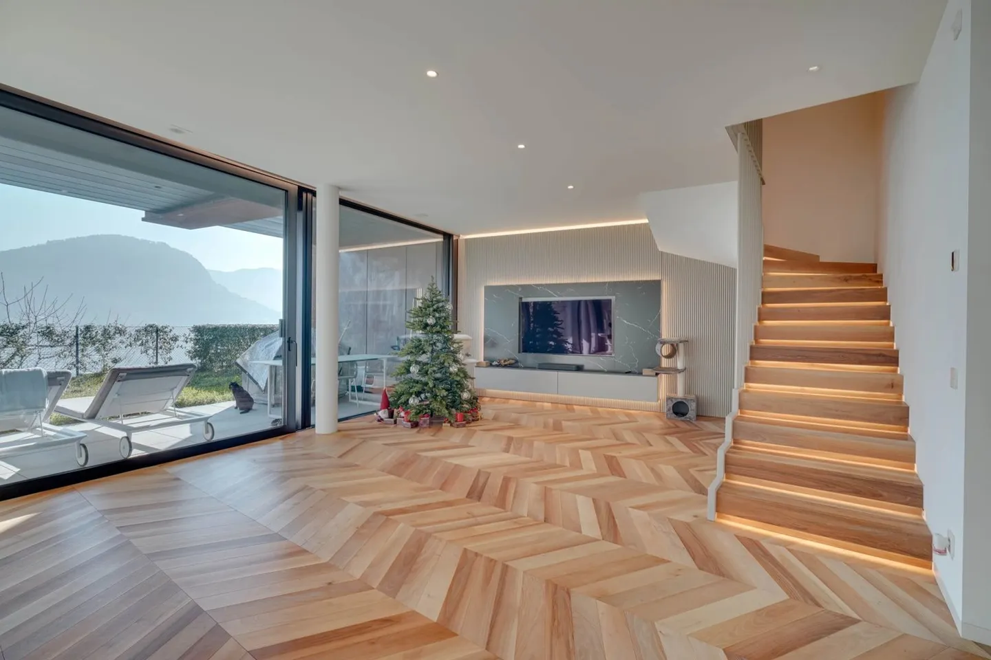 Design duplex apartment with private garden & lake view in Canobbio for sale, also ideal as a second home - Photo 7 of 13