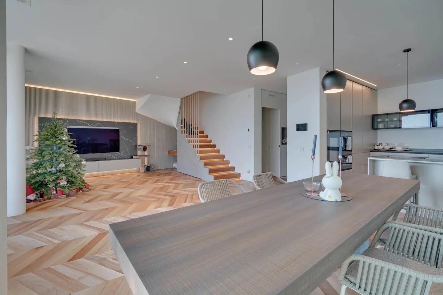 Design duplex apartment with private garden & lake view in Canobbio for sale, also ideal as a second home - Photo 3 of 13