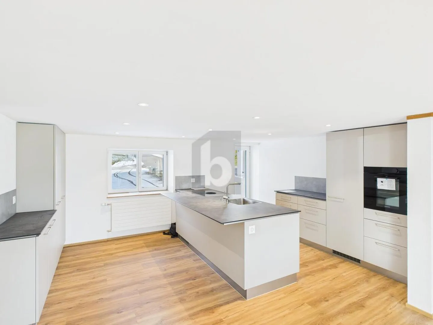 Charming Semi-Detached House - Photo 3 of 6