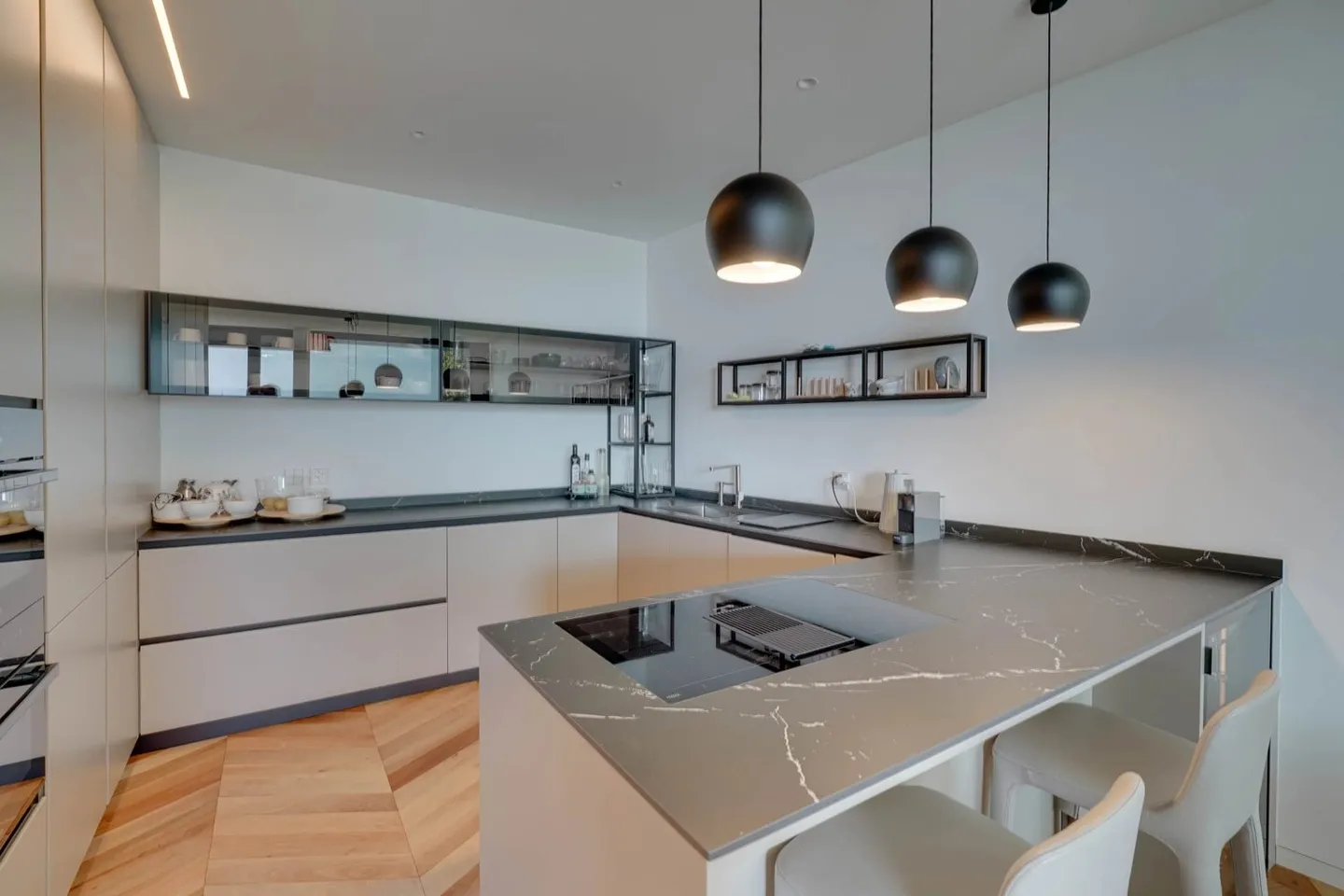 Design duplex apartment with private garden & lake view in Canobbio for sale, also ideal as a second home - Photo 4 of 13