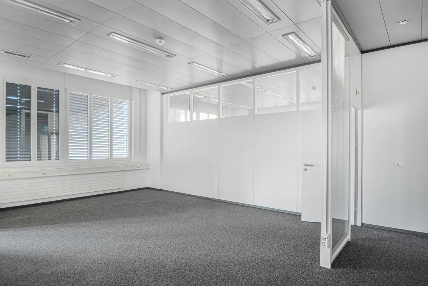 Büro/Werkstatt 378 m2 - Nähe Autobahn und Verkehrsmittel - Photo 4 sur 17