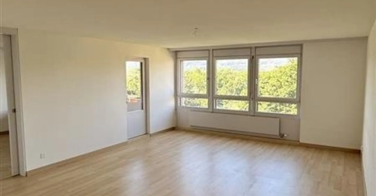 Bright 4.5 Room Apartment - Photo 3 of 4