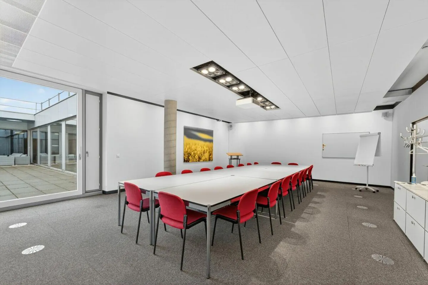 Uffici ampliati in una posizione ben collegata - Foto 2 di 11