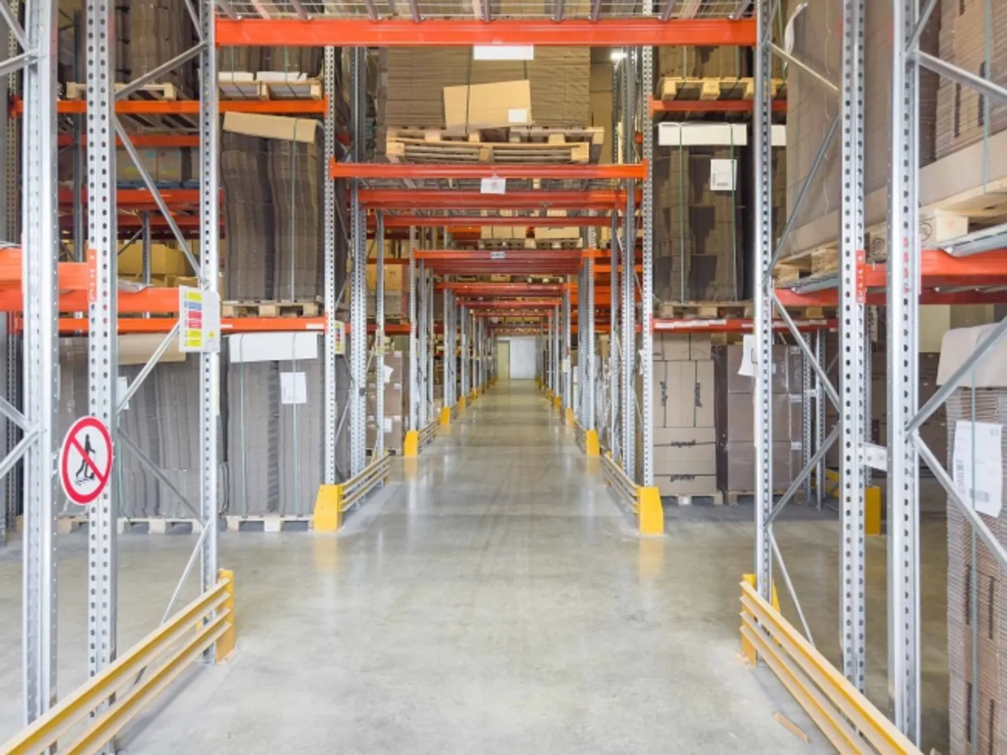 Logistics Depot - Equipped with Shelves - Access to the Loading Ramps - Photo 1 of 12