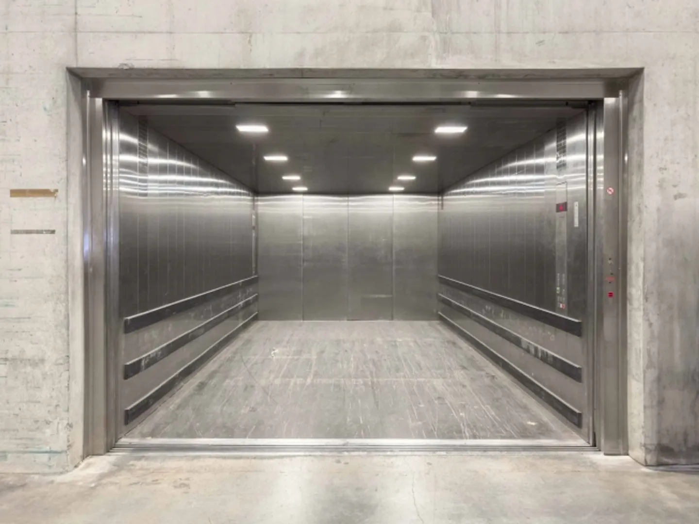 Logistics Depot - Equipped with Shelves - Access to the Loading Ramps - Photo 4 of 12