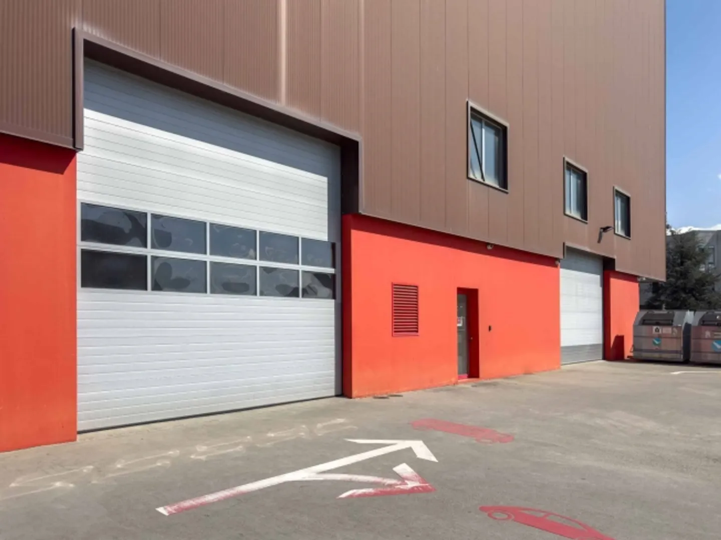 Logistics Depot - Equipped with Shelves - Access to the Loading Ramps - Photo 7 of 12