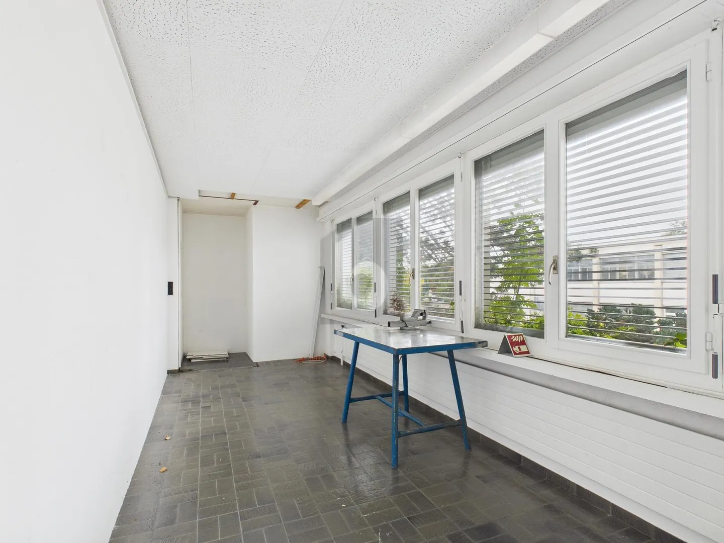 Mixed-use building for rent - Photo 1 of 6