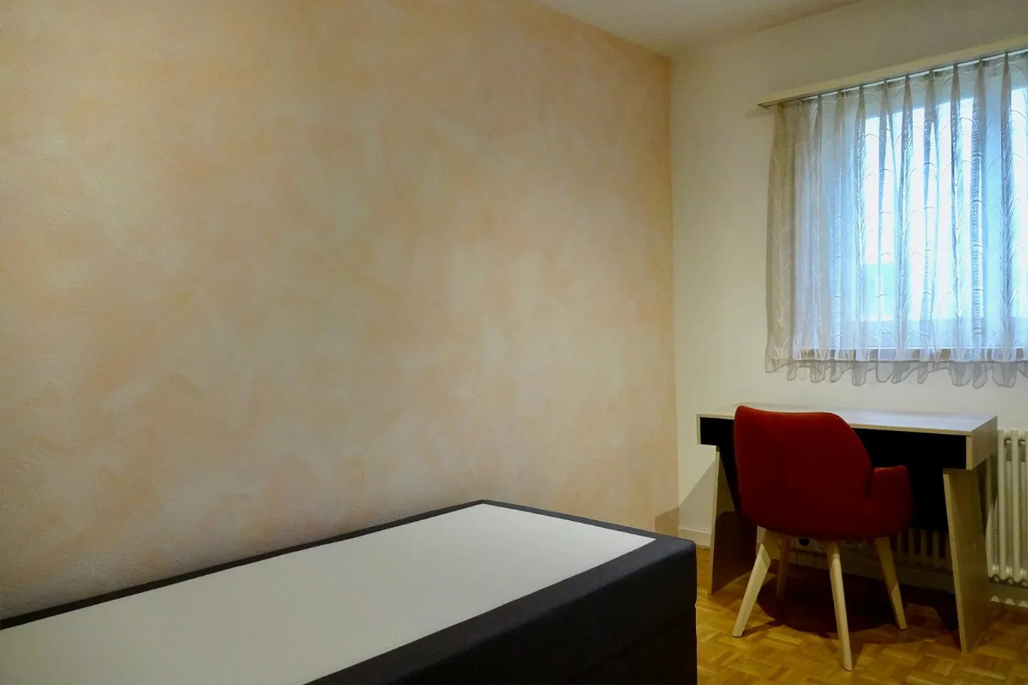 Chambre meublée dans un appartement modernisé dans un emplacement de choix - Photo 1 sur 13