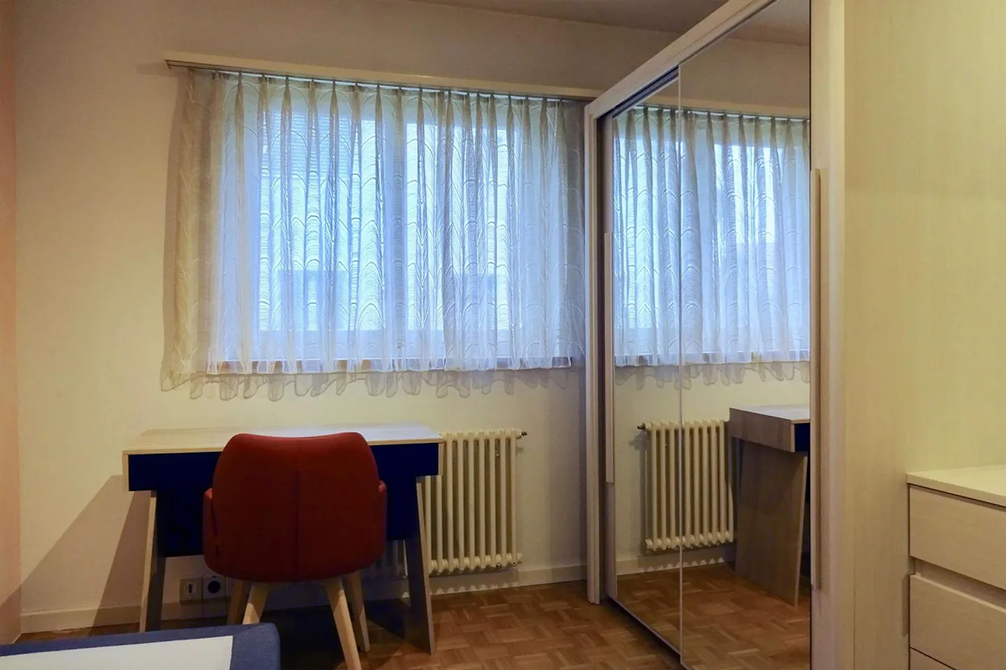 Chambre meublée dans un appartement modernisé dans un emplacement de choix - Photo 2 sur 13