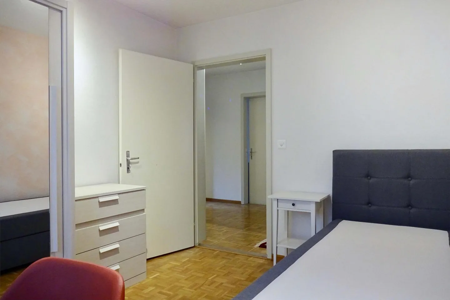 Chambre meublée dans un appartement modernisé dans un emplacement de choix - Photo 4 sur 13