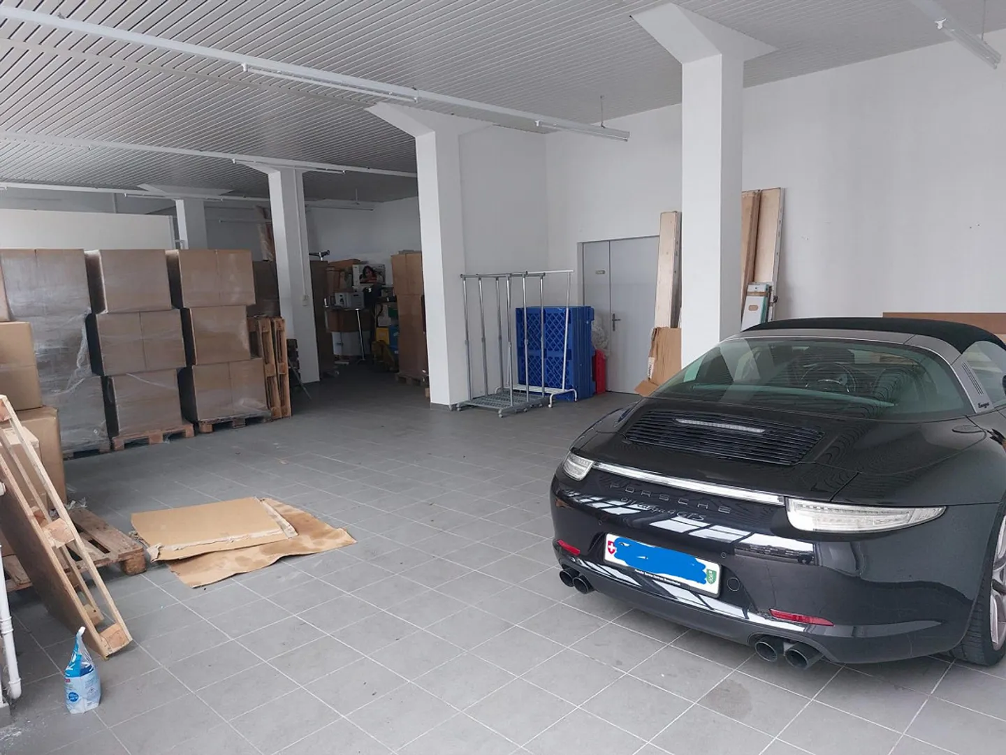 Commercial space with gate near the lake - Photo 2 of 7